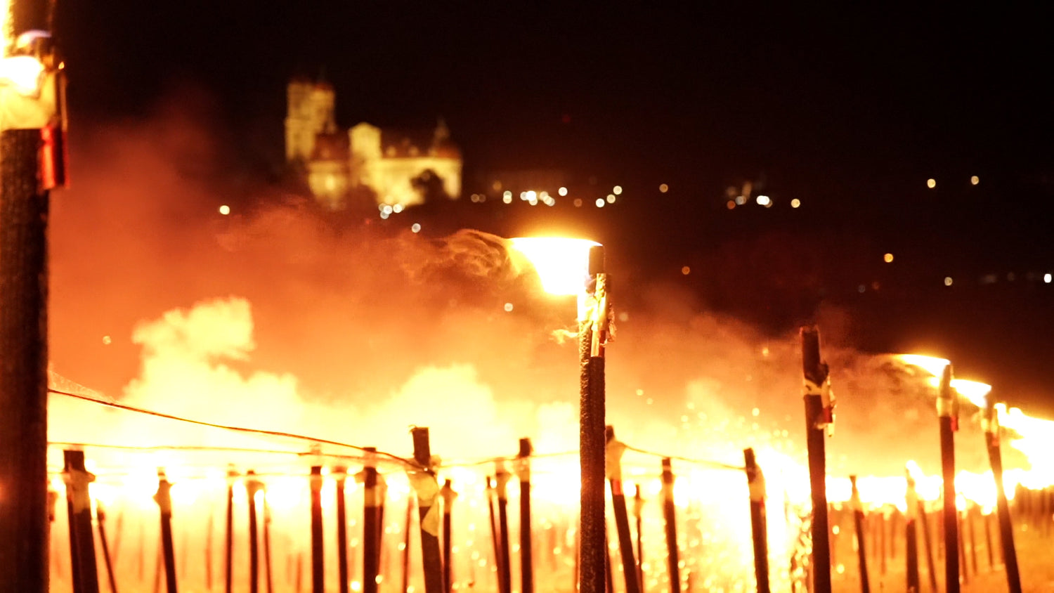 10.000 Fackeln brenne beim Weltrekord, dahinter ist die Silhouette des Schloss Ellwangen zu erkennen