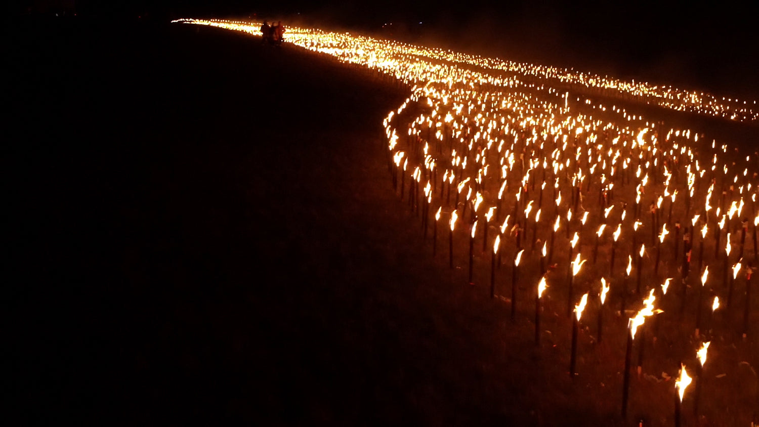 10.000 Fackeln brennen beim Weltrekord